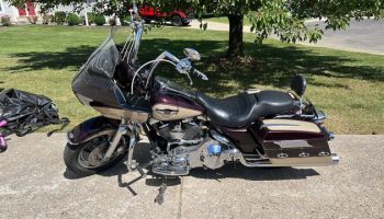 , Moto: Écoutez-moi.