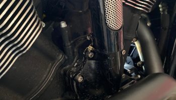 , Moto: Aidez-moi – qu’est-ce qui fuit/pulvérise ?