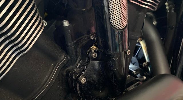 , Moto: Aidez-moi – qu’est-ce qui fuit/pulvérise ?