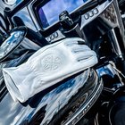 , Moto: Gants blancs/Bagger noir.