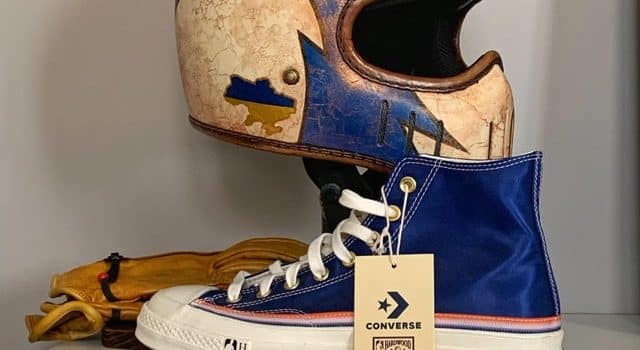 , Moto: Mon option pour l’été. Il a peint le casque et recouvert les bords de cuir. Comment aimez-vous ce style?