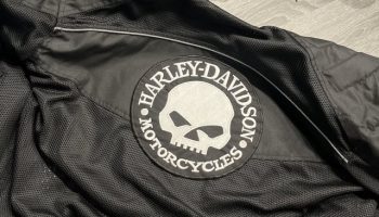 , Moto: pourquoi dépenser $$$ chez le concessionnaire pour du matériel Harley quand vous pouvez acheter des patchs thermocollants à 15 dollars sur Amazon 😅