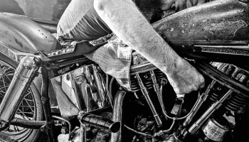 , Moto: Aimer la vieille poêle