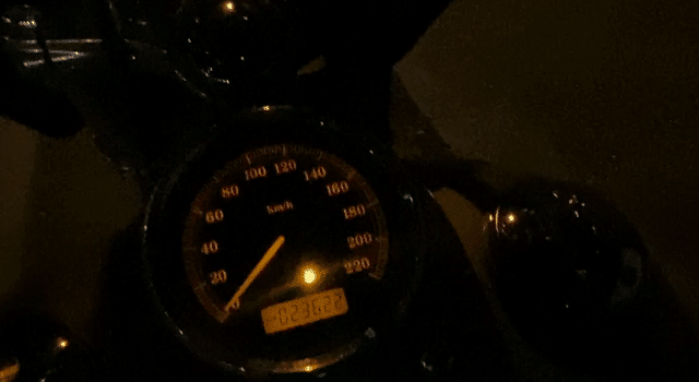 , Moto: Le voyant du compteur s’éteint et le voyant du moteur s’allume