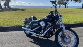 , Moto: Éloigner les scaries du dimanche.