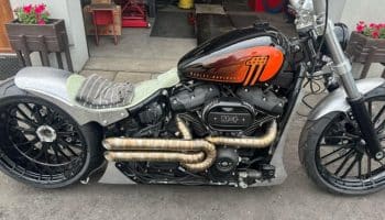 , Moto: J’aime la façon dont il se situe. Peindre et siège pour terminer.