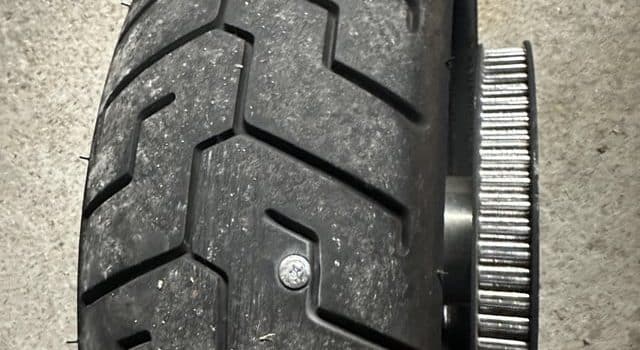 , Moto: Dois-je brancher ceci ou le remplacer? Le pneu a un peu plus de 1000 miles dessus