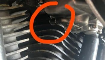 , Moto: Fuite de carburant sous le filtre à air