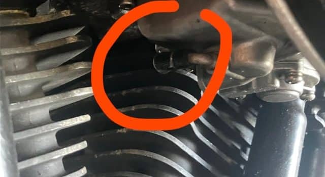 , Moto: Fuite de carburant sous le filtre à air