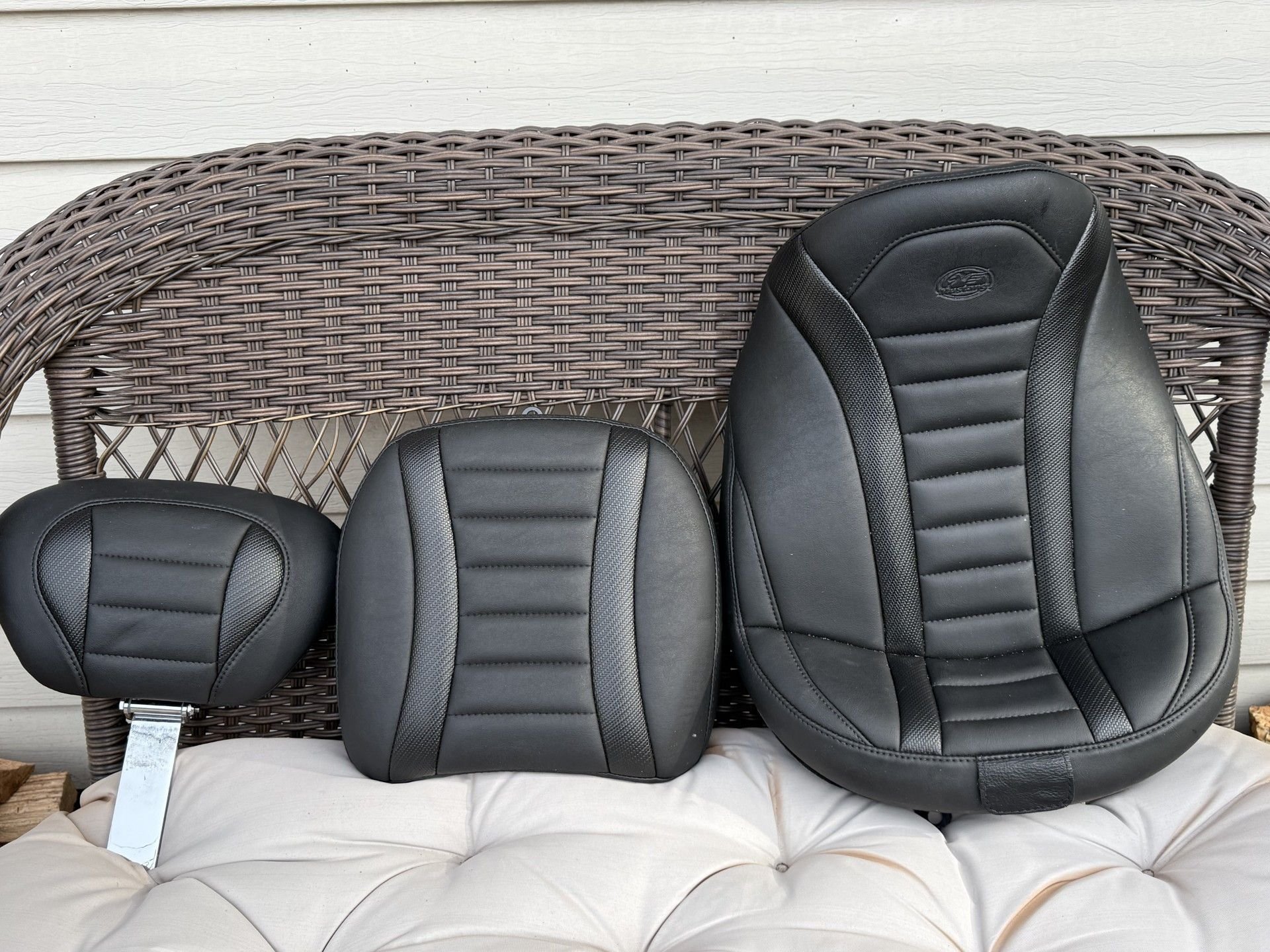 , Moto: Si&egrave;ges solo/passager Mustang Deluxe Super Touring pour Harley FLHX / FLTRX 2023-2025