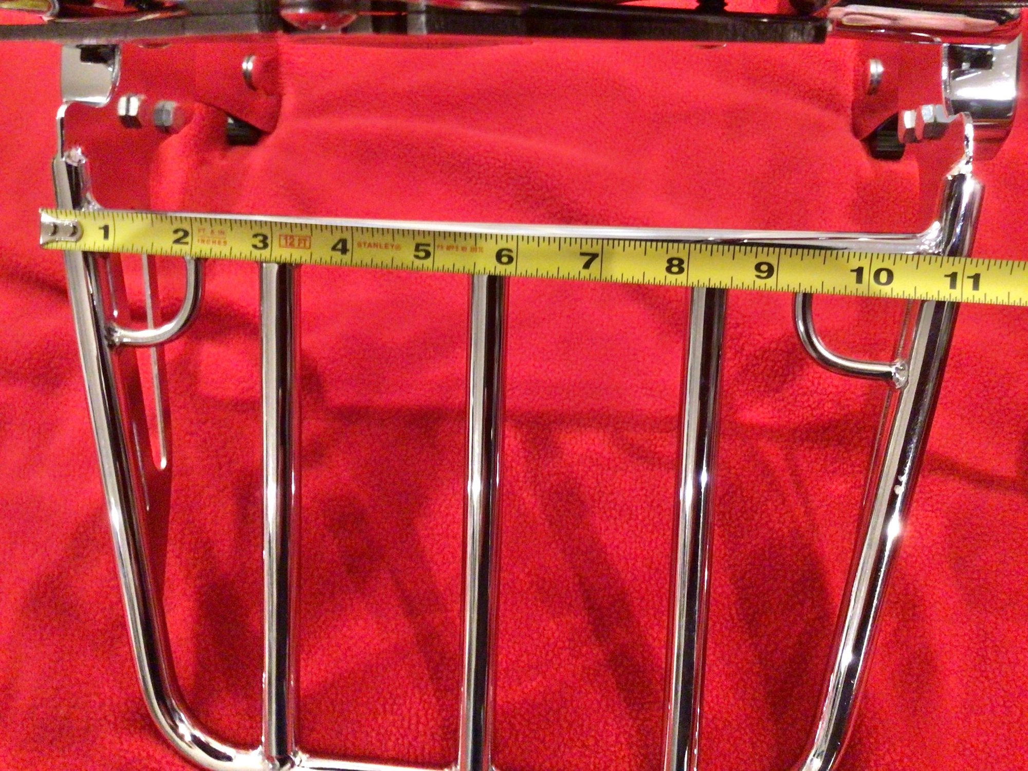 , Moto: Sissy bar HD avec porte-bagages.