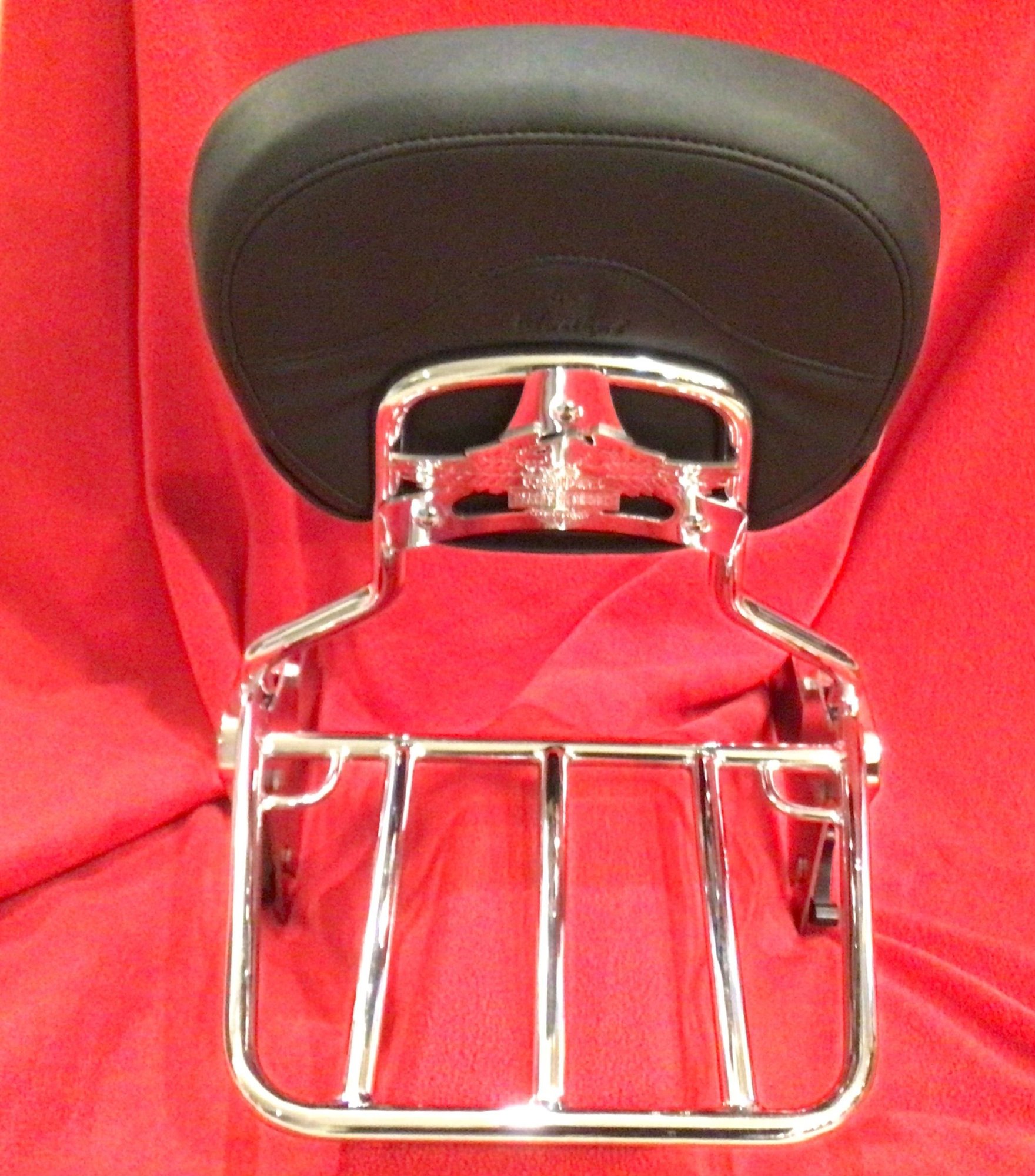 , Moto: Sissy bar HD avec porte-bagages.