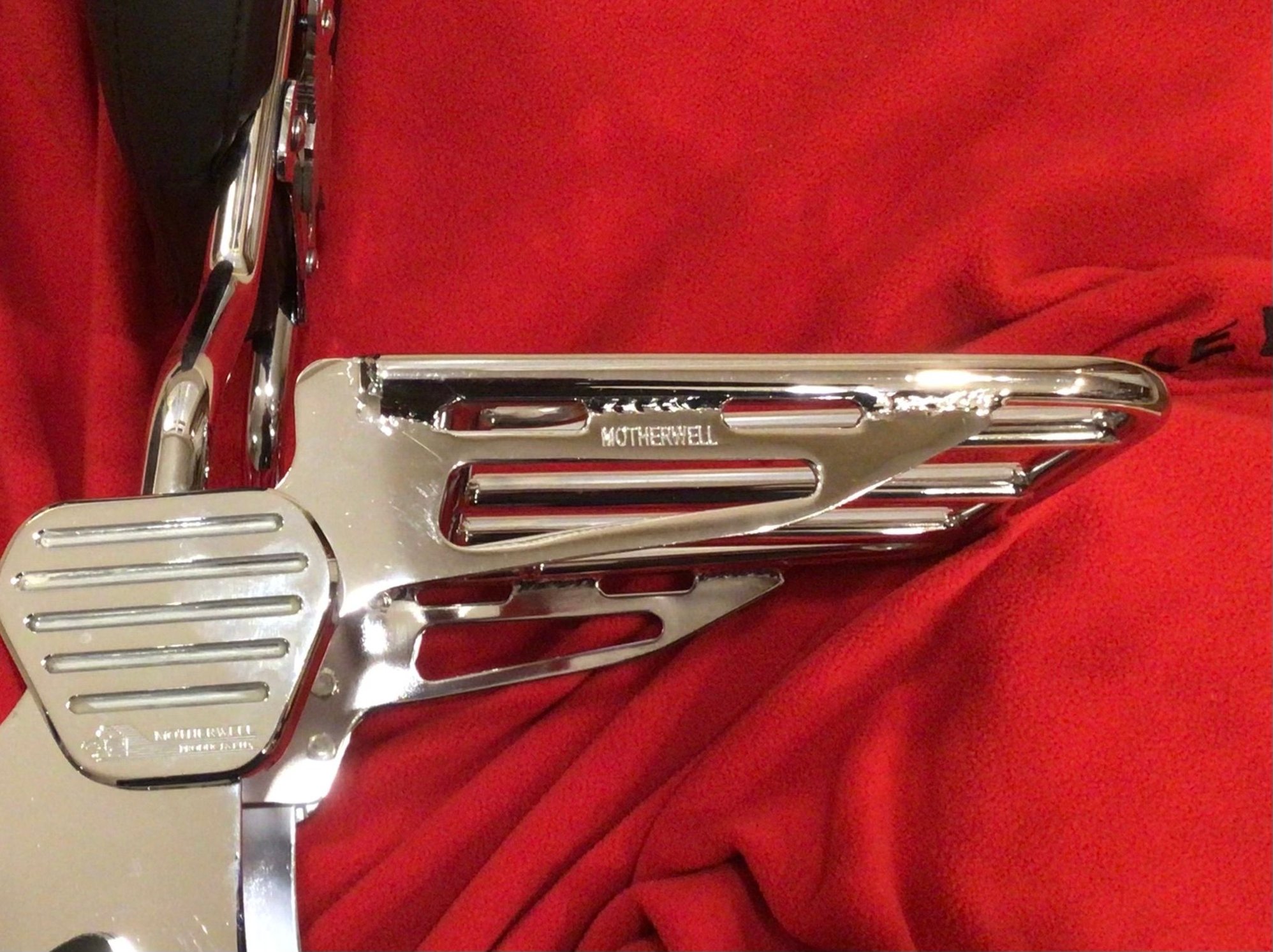 , Moto: Sissy bar HD avec porte-bagages.