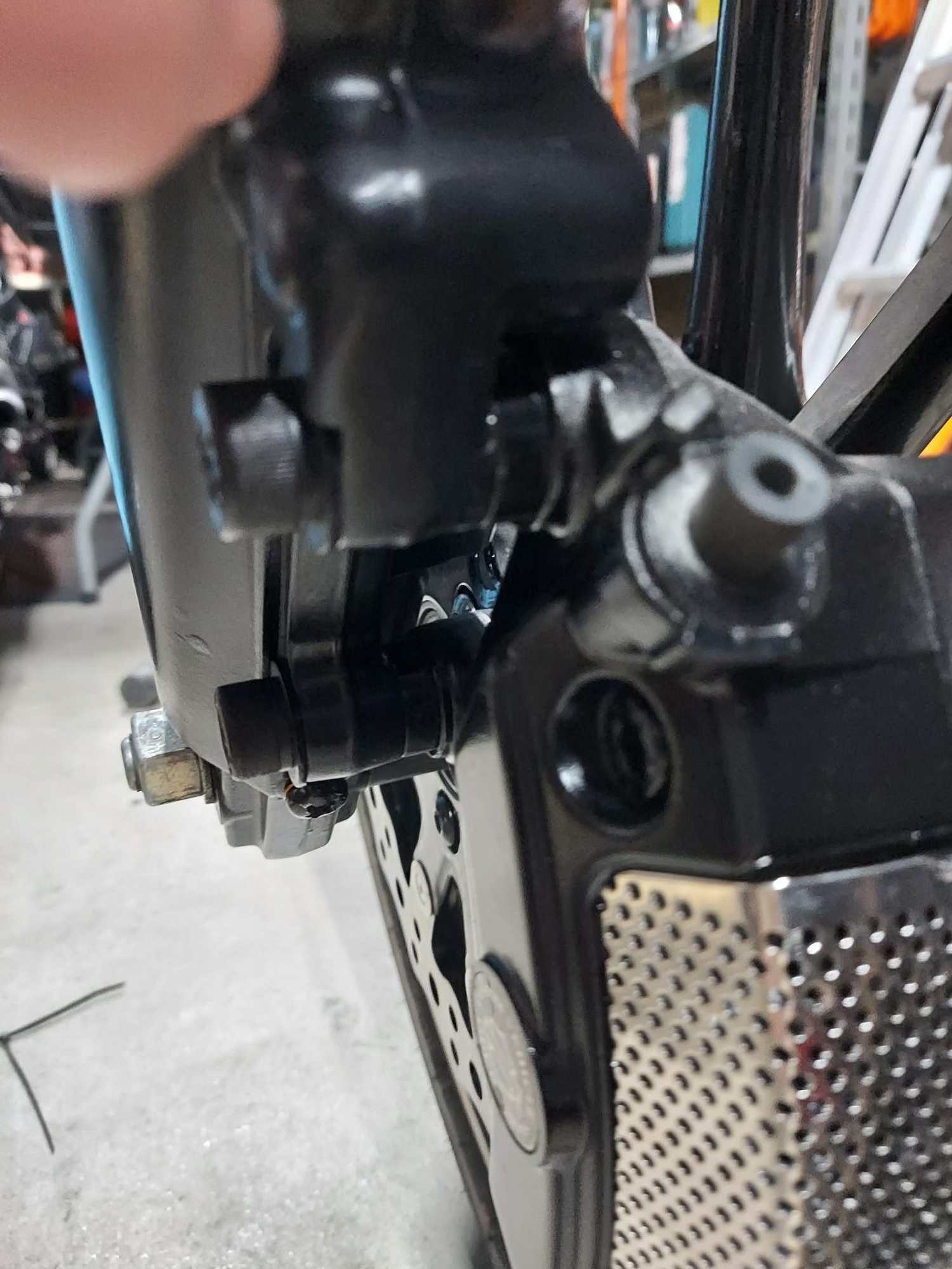 , Moto: Mise &agrave; niveau du frein avant Softail &ndash; &Eacute;trier Brembo HD