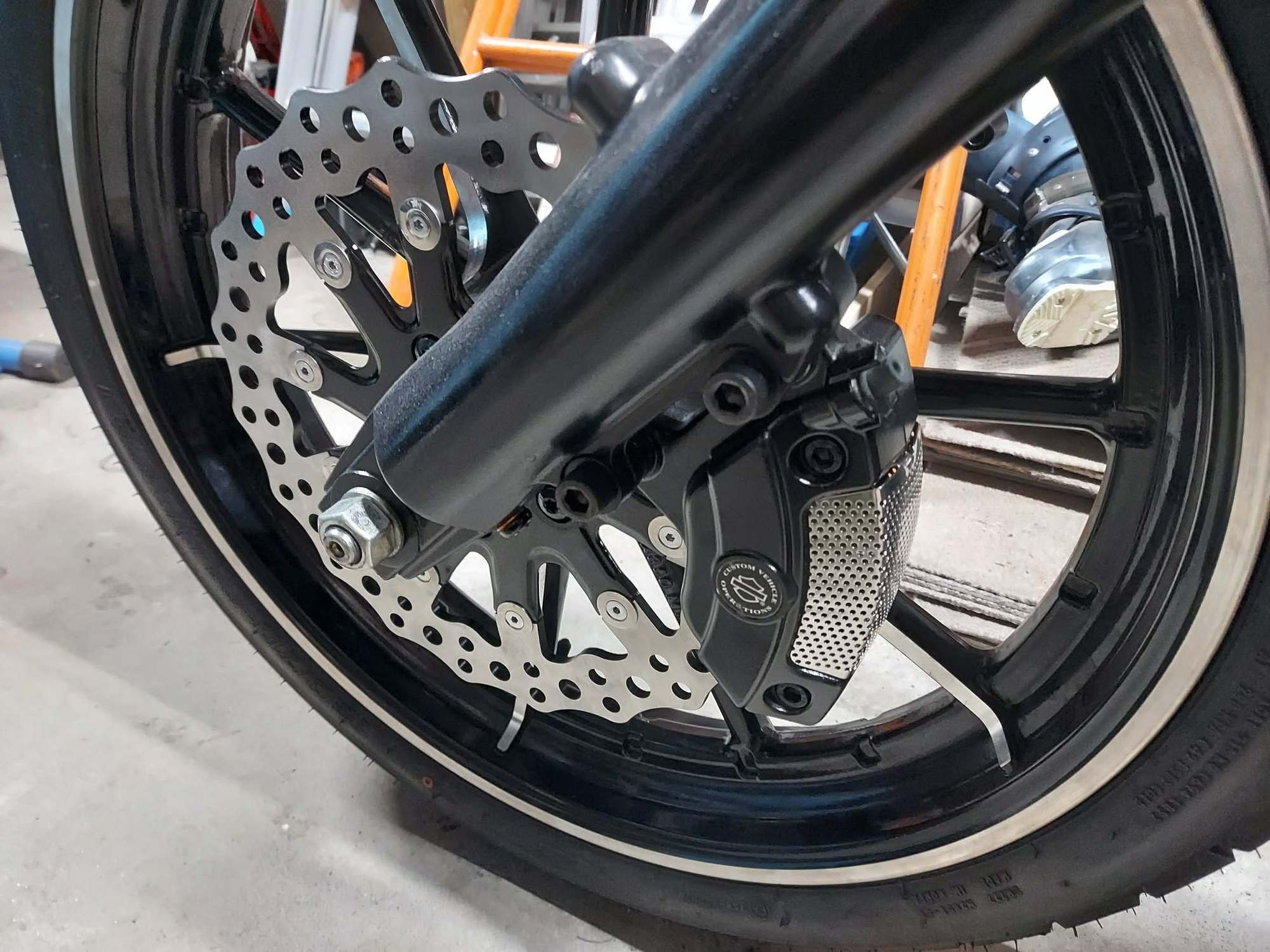 , Moto: Mise &agrave; niveau du frein avant Softail &ndash; &Eacute;trier Brembo HD