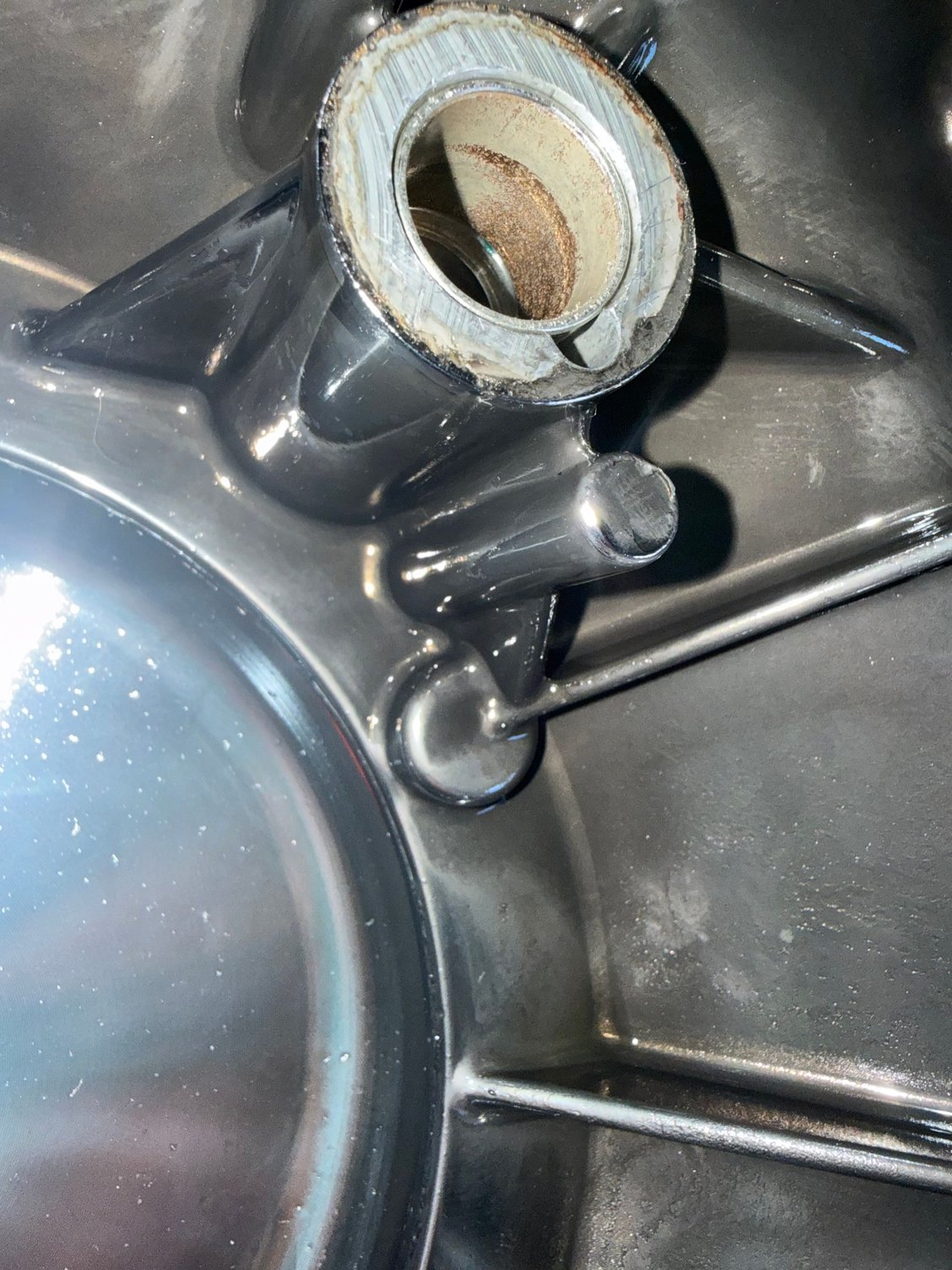 Hors primaire. Roulement de bague de d&eacute;marreur. Voyez la profonde entaille. 